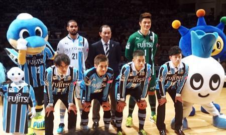 　川崎の新体制発表に出席した森本（前列右から２人目）ら新加入選手たち＝１７日、川崎市