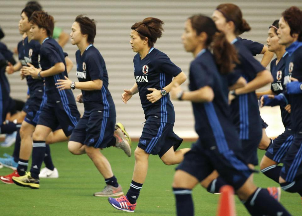 　調整する宮間（中央）ら（共同）