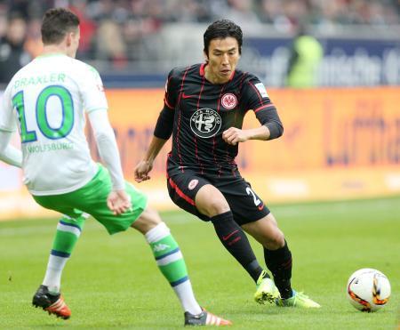 　ウォルフスブルク戦の前半、競り合うＥフランクフルトの長谷部＝フランクフルト（共同）