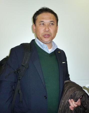 　取材に応じるサッカー女子日本代表の佐々木監督＝２７日午後、成田空港