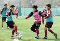 始動した高瀬（中央右）らＩＮＡＣ神戸イレブン（撮影・國島紗希）