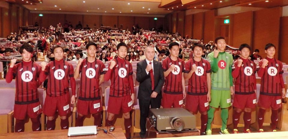 　サポーターの前でタイトル獲得を誓った新加入選手とネルシーニョ監督（左から５人目）