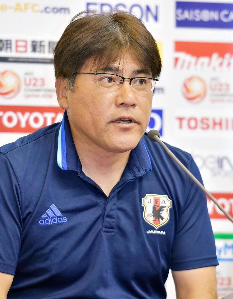 記者会見する手倉森監督