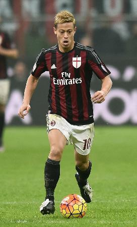 　インテル・ミラノ戦の後半、攻め込むＡＣミランの本田＝ミラノ（共同）