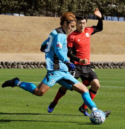 　ＦＣソウルとの練習試合でパスを出すＧ大阪・宇佐美（左）＝共同＝