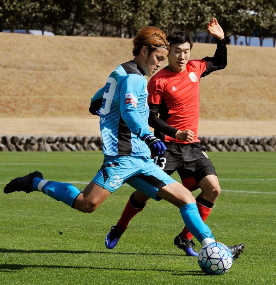 　ＦＣソウルとの練習試合でパスを出すＧ大阪・宇佐美（左）＝共同＝