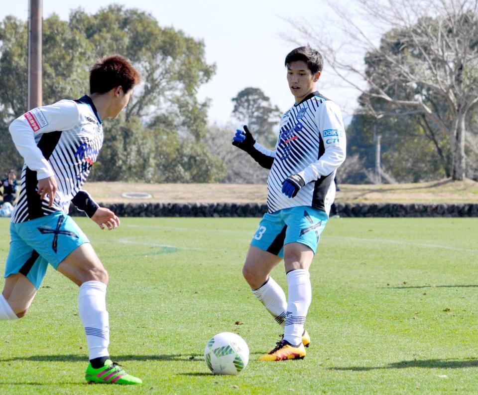 　練習試合でプレーする呉屋（右）