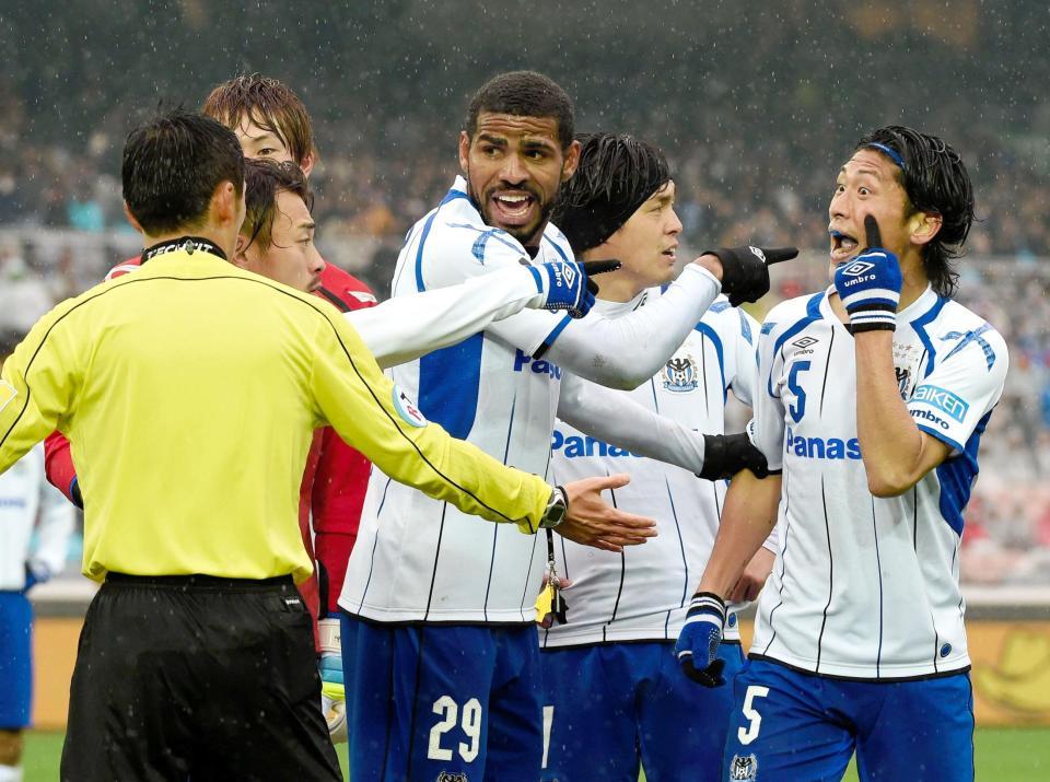 後半、ハンドでＰＫをあたえ抗議するＧ大阪・丹羽（右端）