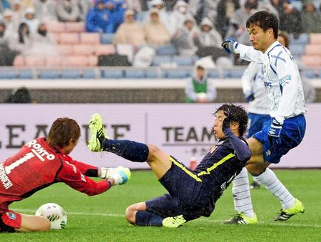 　後半、先制ゴールを決める広島・佐藤（中央）