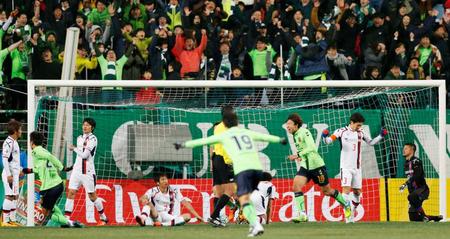 　後半、追加点を許し肩を落とすＧＫ秋元（右端）らＦＣ東京イレブン（共同）