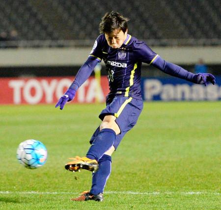 　後半、先制ゴールを決める広島・清水（共同）