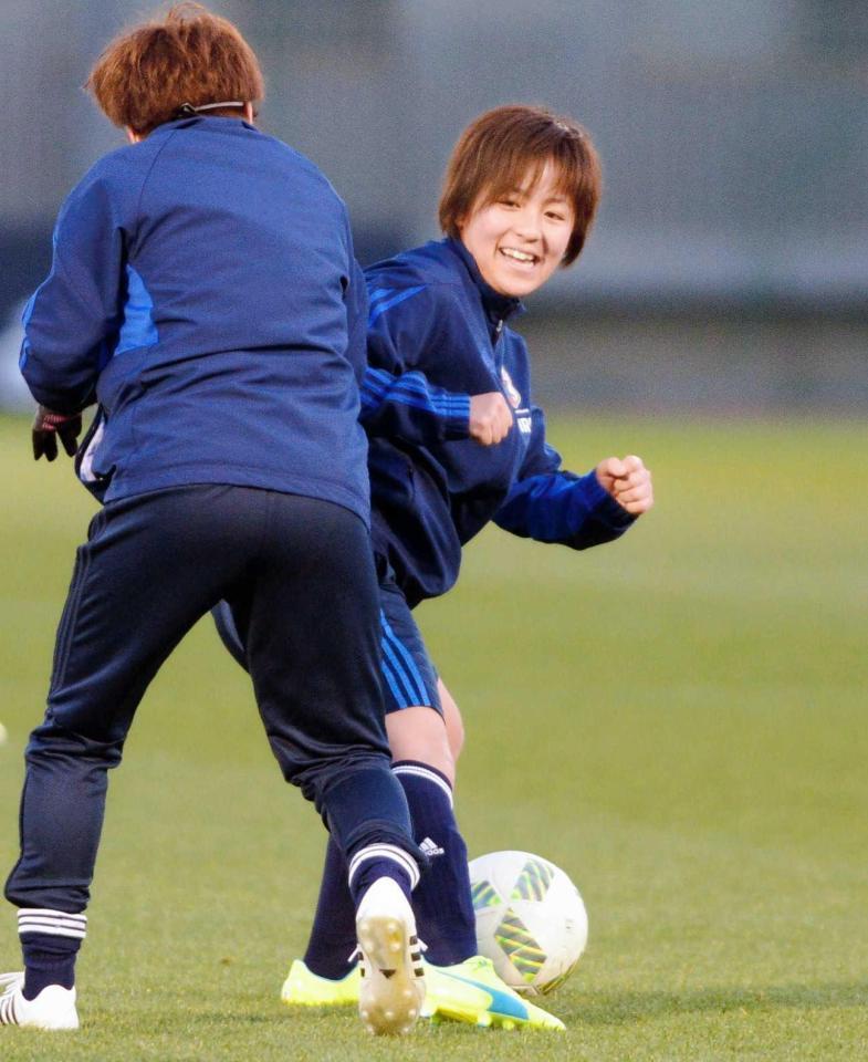 　ボールを奪い合う岩渕