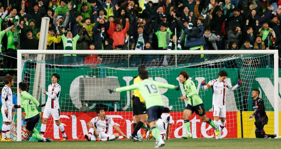 　後半、追加点を許し肩を落とすＧＫ秋元（右端）らＦＣ東京イレブン（共同）