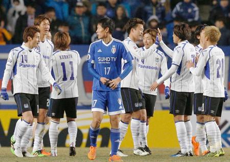 　水原と引き分けタッチを交わすＧ大阪イレブン（共同）