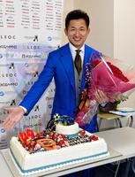 誕生日ケーキを前に笑顔の三浦知良＝横浜市内（撮影・村中拓久）