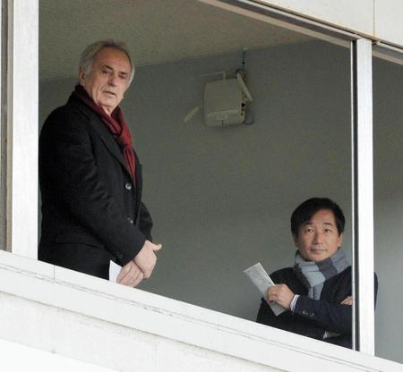 柏対浦和を視察する日本代表・ハリルホジッチ監督。右は霜田技術委員長（撮影・村中拓久）