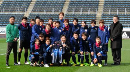 激励に訪れた鈴木スポーツ庁長官（前列中央）と記念撮影をするなでしこジャパンのメンバーら
