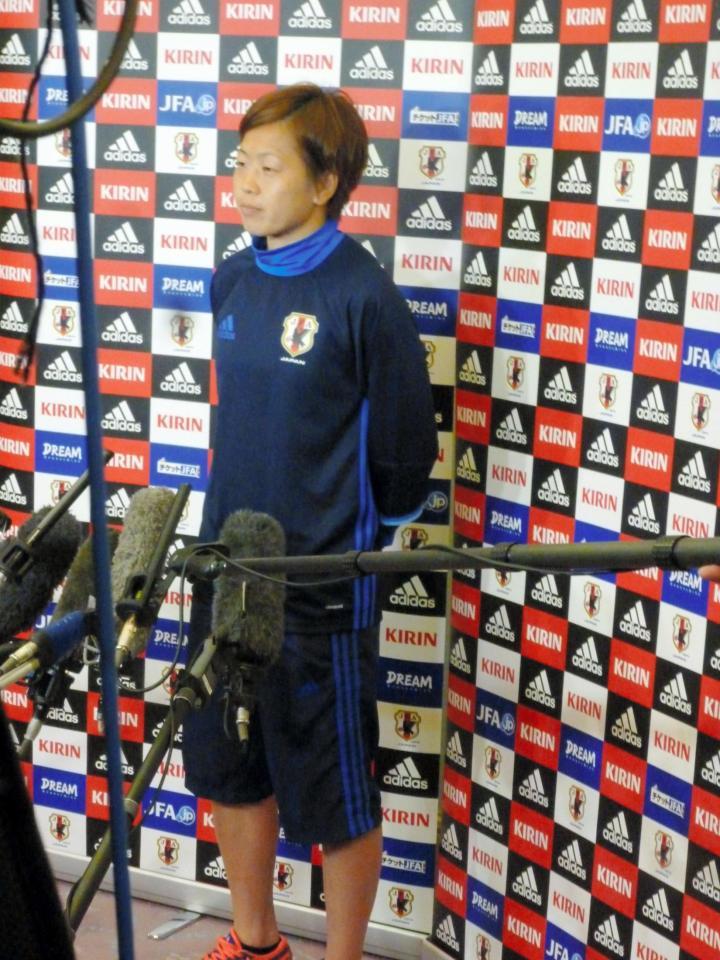 練習後、会見した宮間あや