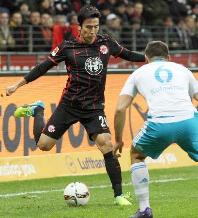 　シャルケ戦で競り合うＥフランクフルトの長谷部（左）＝フランクフルト（共同）