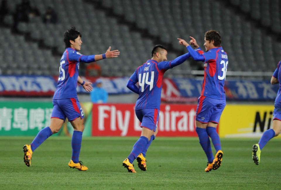 　後半、オウンゴールで勝ち越しを喜ぶ（左から）ＦＣ東京・小川、阿部、東