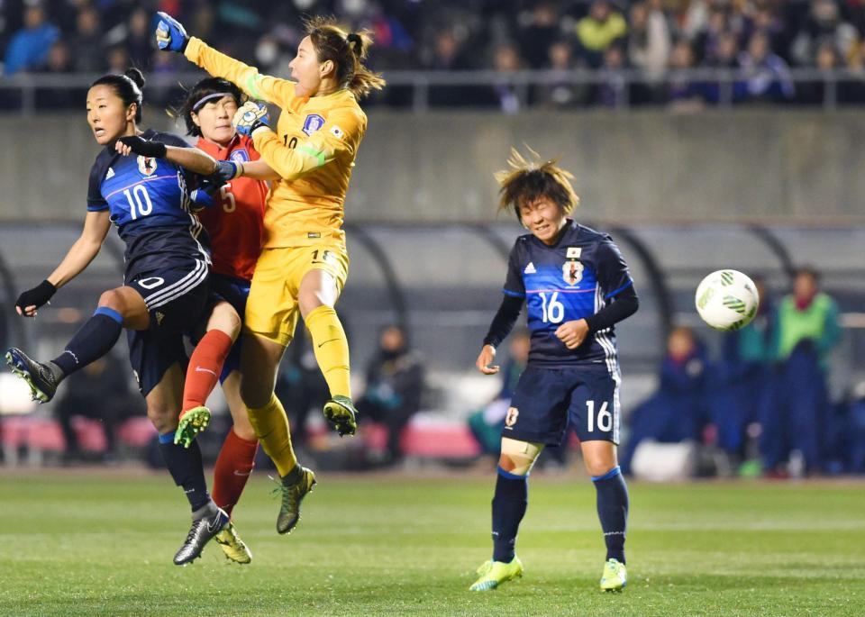 　日本－韓国　後半、ゴールを決める岩渕（右端）＝金鳥スタ