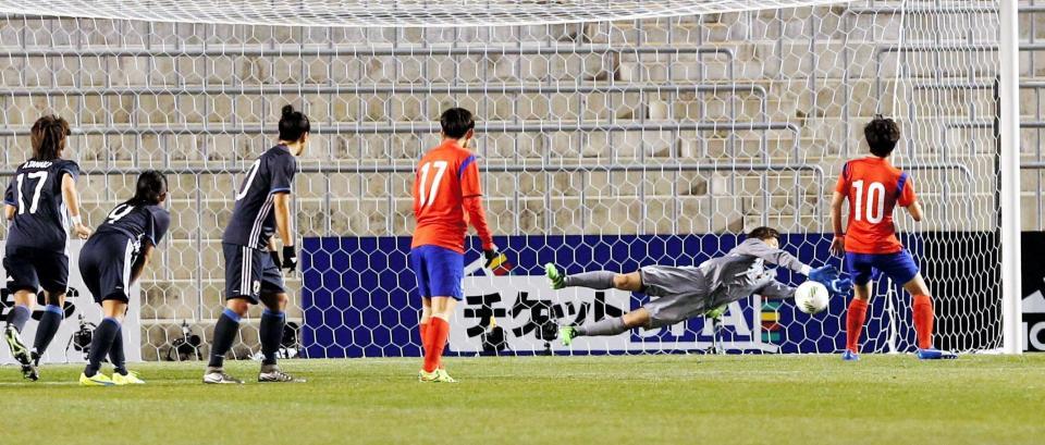 後半、ＰＫを止めるＧＫ福元（撮影・持木克友）