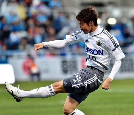 前半、先制ゴールを決める松本山雅ＦＣ・山本大貴＝ニッパツ（撮影・佐々木彰尚）