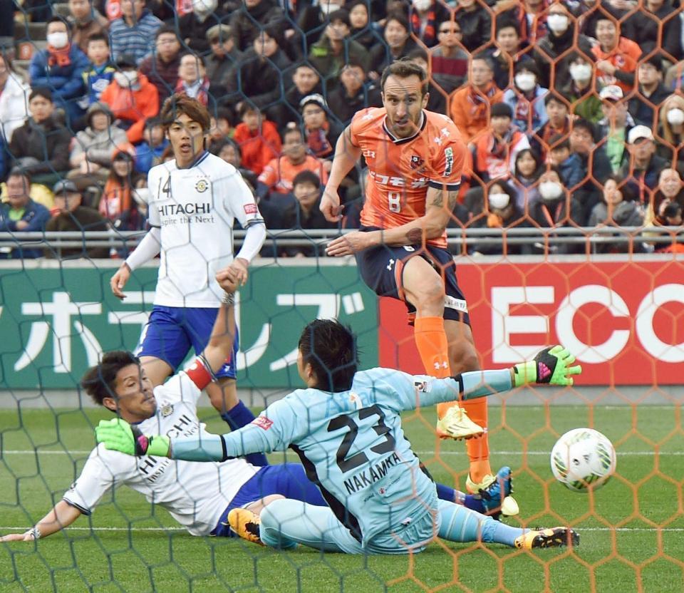 　自身２点目のゴールを決める大宮・ムルジャ（右）＝共同＝