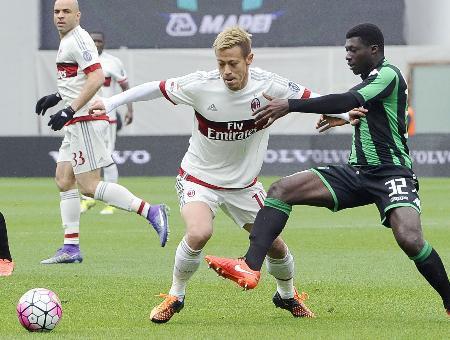 サッカー、本田は終盤に退く