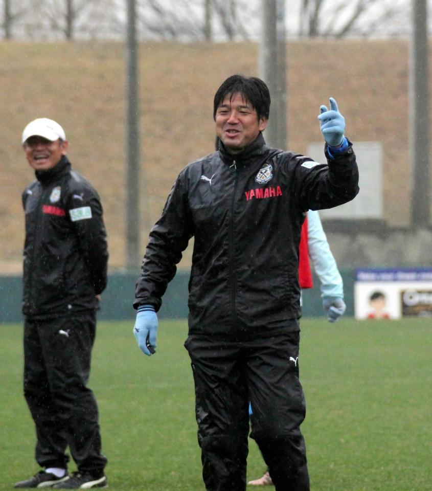 雨中の練習で指示を出す磐田の名波浩監督＝磐田市のヤマハ大久保グラウンドで