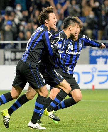 　後半、先制ゴールを決め、駆けだすＧ大阪・今野（中央）と喜ぶ金（左）ら