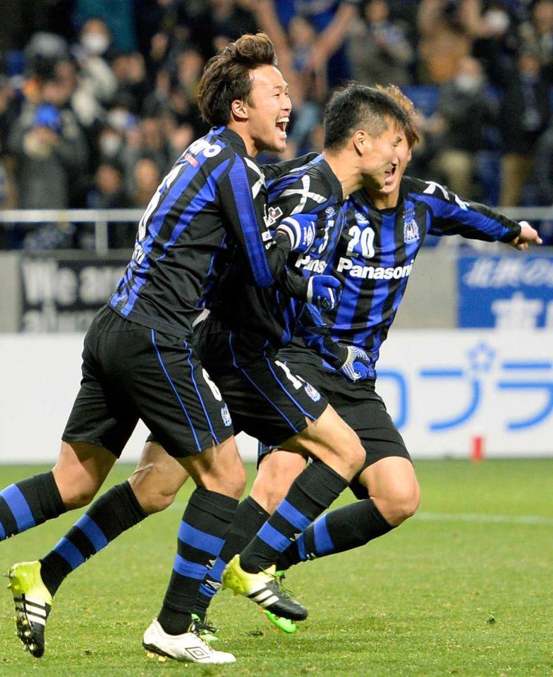 　後半、先制ゴールを決め、駆けだすＧ大阪・今野（中央）と喜ぶ金（左）ら