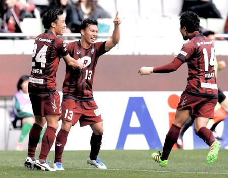 　前半３６分、ゴールを決めて喜ぶ神戸の小川（左から２人目）
