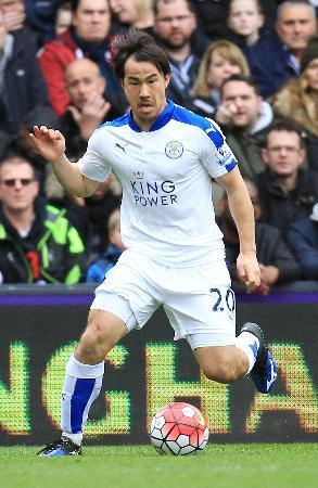 　クリスタルパレス戦の前半、攻め込むレスターの岡崎＝ロンドン（共同）