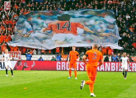 　サッカーの国際親善試合オランダ-フランスでは、死去したクライフ氏の大きな横断幕が掲げられた＝２５日、アムステルダム（ＡＰ＝共同）