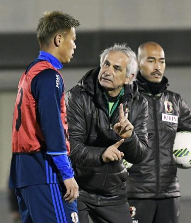 　本田（左）に指示を出すハリルホジッチ監督