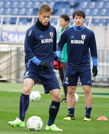 　調整する本田（左）と岡崎＝埼玉スタジアム