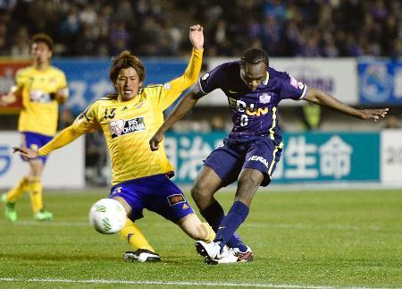 　広島-仙台　後半、自身２点目のゴールを決める広島・ウタカ（右）。左は平岡＝Ｅスタ