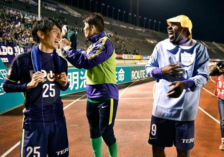 　仙台に快勝し、笑顔で引き揚げる広島・茶島（左）とウタカ（右）＝共同