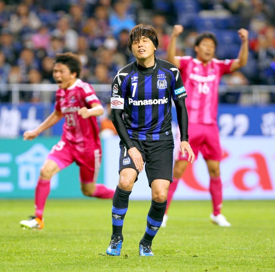 後半終了間際、ＰＫを外して肩を落とすＧ大阪・遠藤（中央）（撮影・山口登）