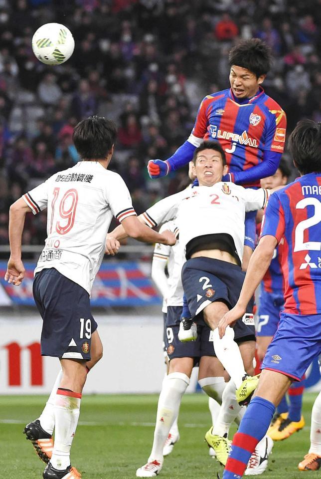 　後半、ＣＫを頭で合わせ、勝ち越しゴールを決めるＦＣ東京・森重（中央上）