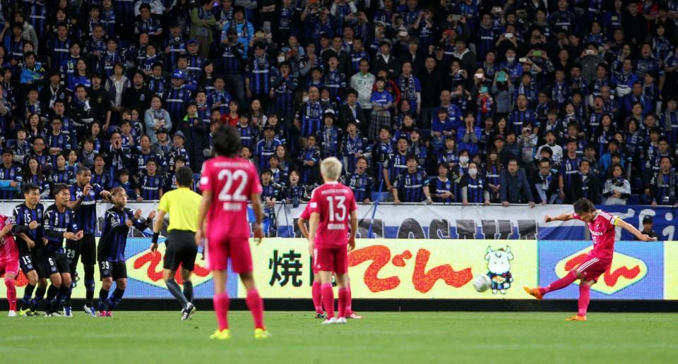 　横浜Ｍ・中村（右）がＦＫで同点のゴール決める