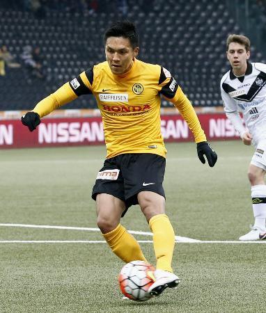 　ルガノ戦の前半、ゴールを決めるヤングボーイズの久保＝ベルン（共同）