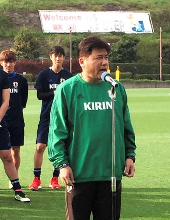 サッカーＵ－23代表候補合宿が始まり、歓迎セレモニーであいさつする手倉森監督