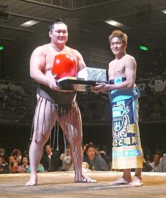 大久保 白鵬に投げられた！体重差82キロ/サッカー/デイリースポーツ online