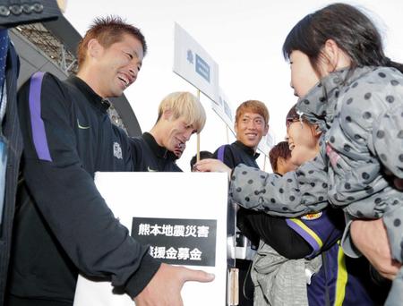　試合前、熊本地震災害義援金募金を募る広島の選手たち（撮影・吉澤敬太）