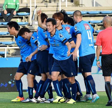 前半、寺田紳一の先制ゴールに喜ぶ横浜ＦＣ・三浦知良（中央）＝ニッパツ（撮影・佐々木彰尚）