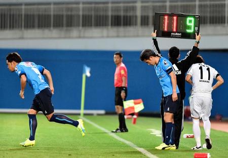 後半、津田知宏と交代する横浜ＦＣ・三浦知良＝ニッパツ（撮影・佐々木彰尚）