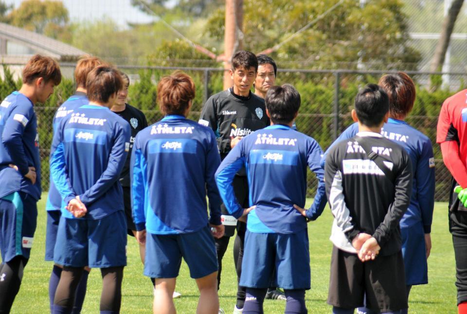 　試合中止が決まり、練習前に選手へ話をするアビスパ福岡の井原監督（中央）