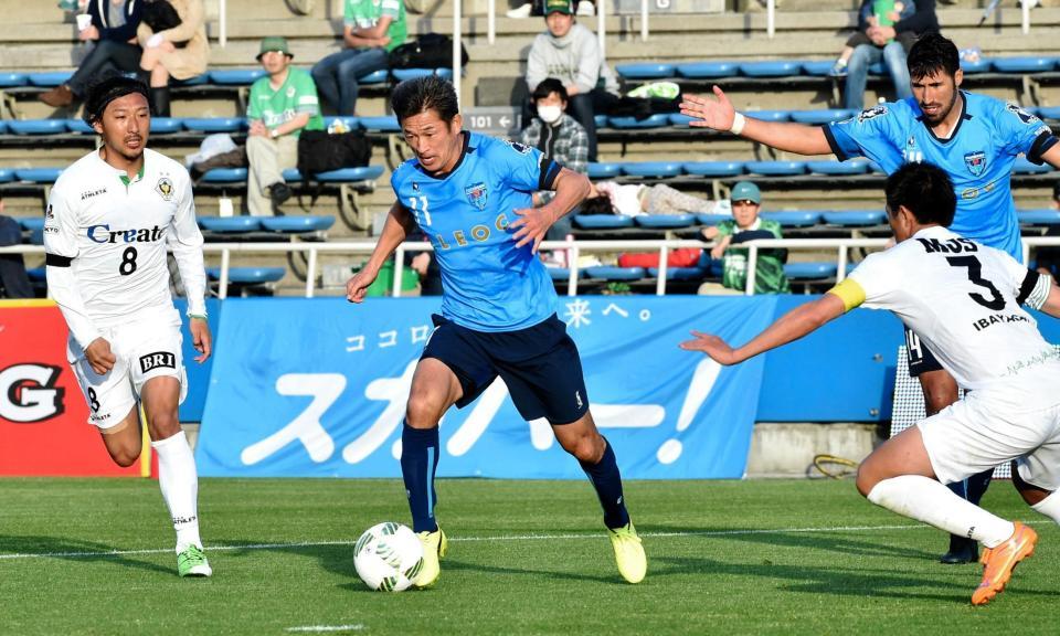 前半、ドリブル突破をはかる横浜ＦＣ・三浦知良＝ニッパツ（撮影・佐々木彰尚）